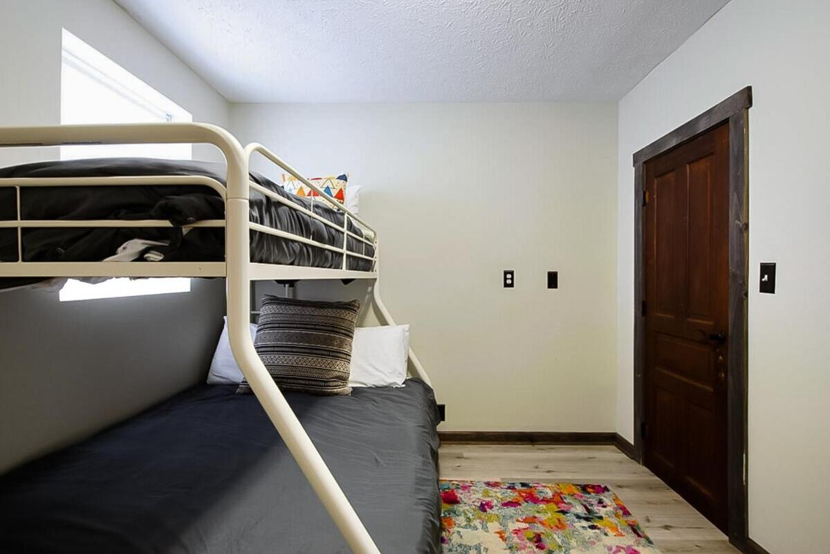 Holiday home Bourbon Trail-12ft Ceilings-parking-chef's Kitchen