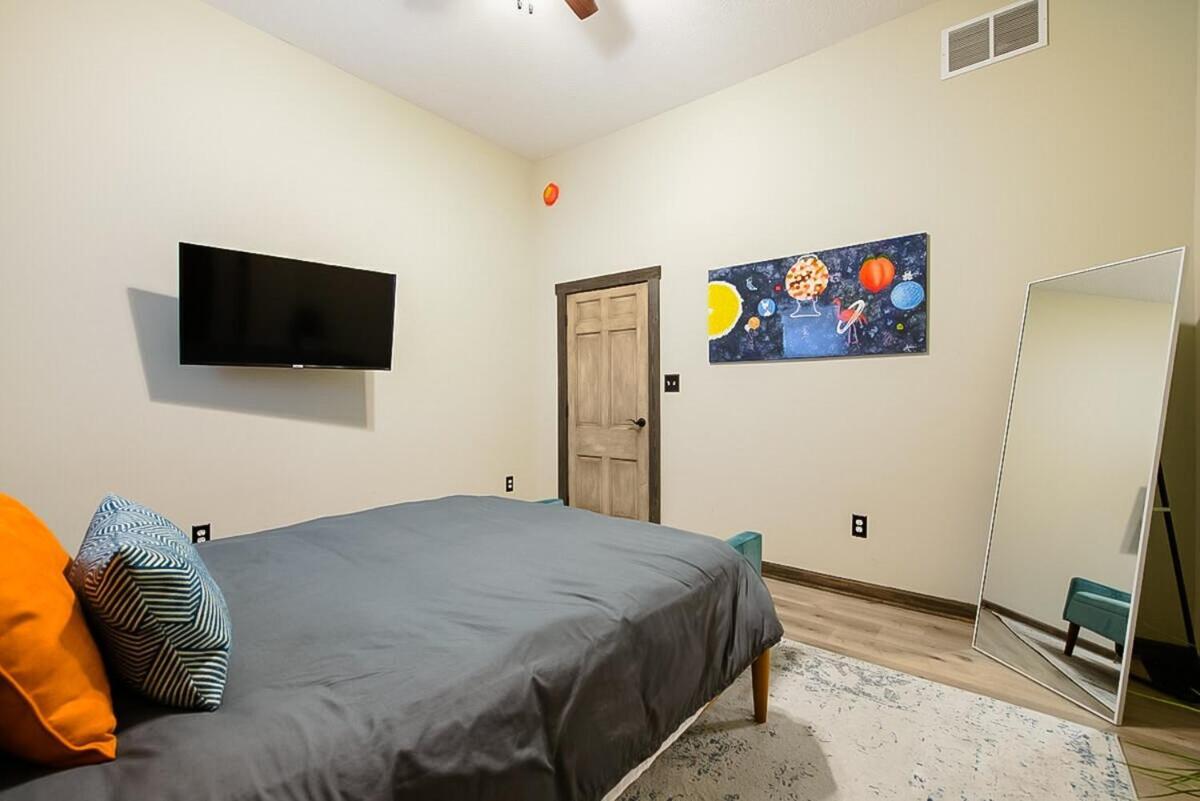 Bourbon Trail-12ft Ceilings-parking-chef's Kitchen *