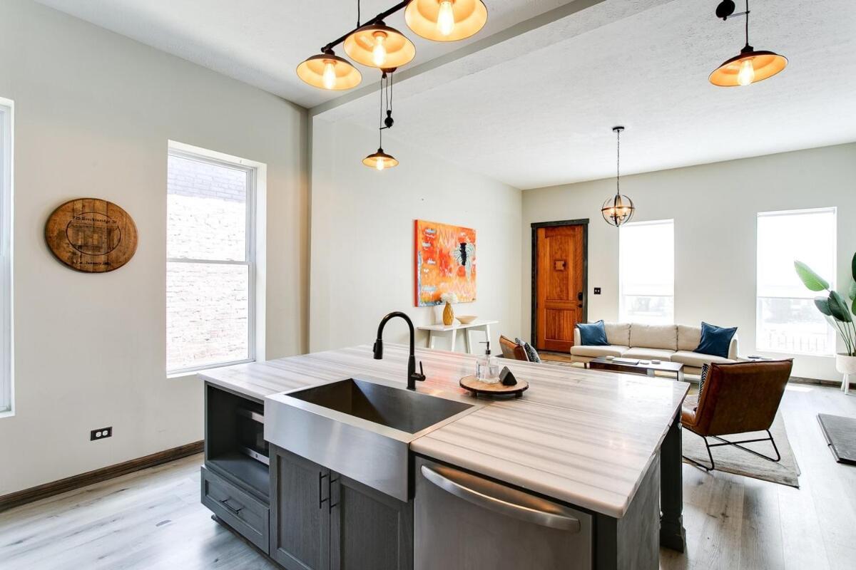 Bourbon Trail-12ft Ceilings-parking-chef's Kitchen Holiday home *