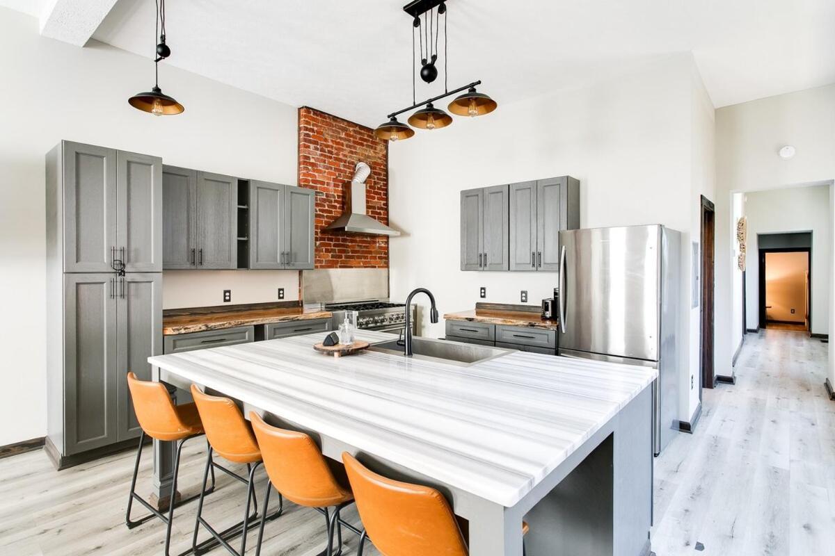 Bourbon Trail-12ft Ceilings-parking-chef's Kitchen Holiday home