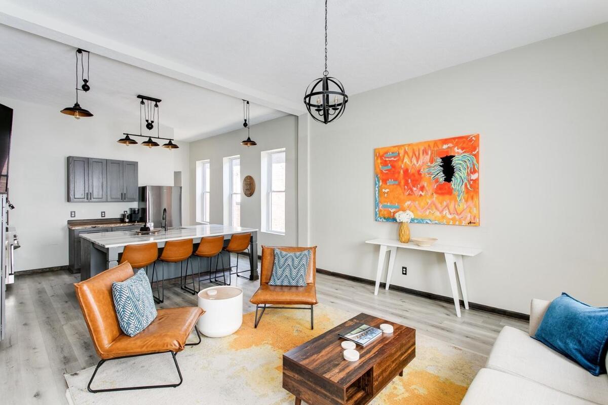 Bourbon Trail-12ft Ceilings-parking-chef's Kitchen Holiday home *