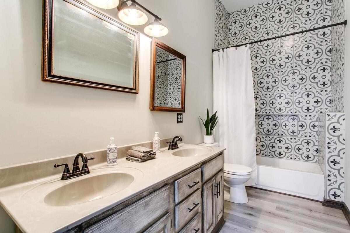 Holiday home Bourbon Trail-12ft Ceilings-parking-chef's Kitchen